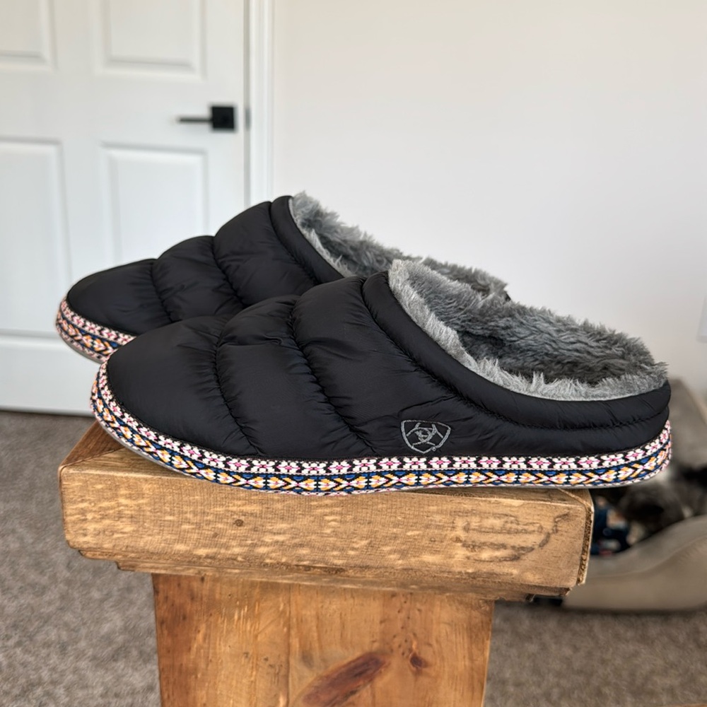 Ariat women’s moccasins. Size large. Fits women’s 7.5-8.
